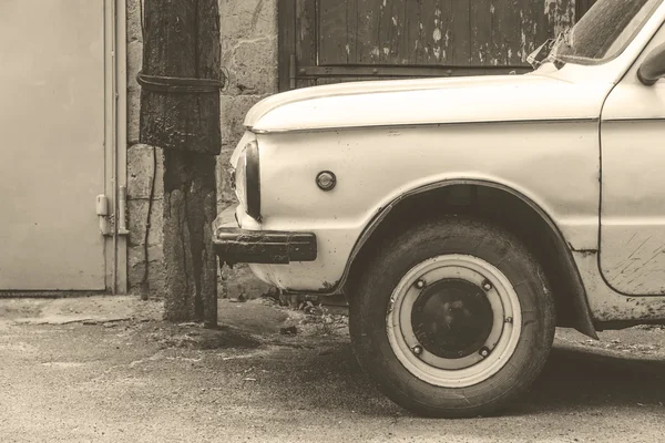 Old car on the background wall of a building — Stock Photo, Image