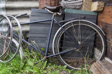 Eski kırık Bisiklet tekerlekleri olmadan