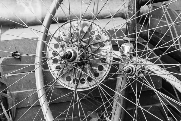 Rueda vieja de la bicicleta —  Fotos de Stock