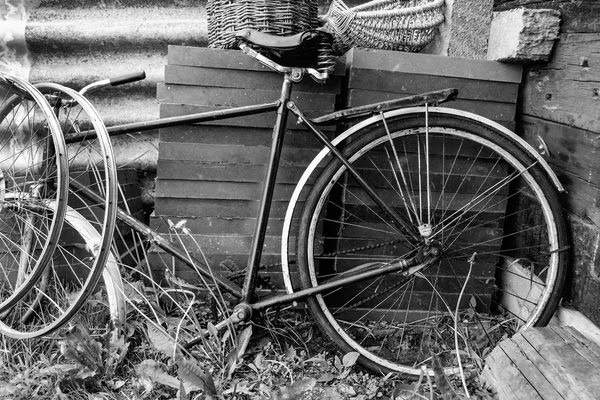 Vieja bicicleta rota sin ruedas —  Fotos de Stock