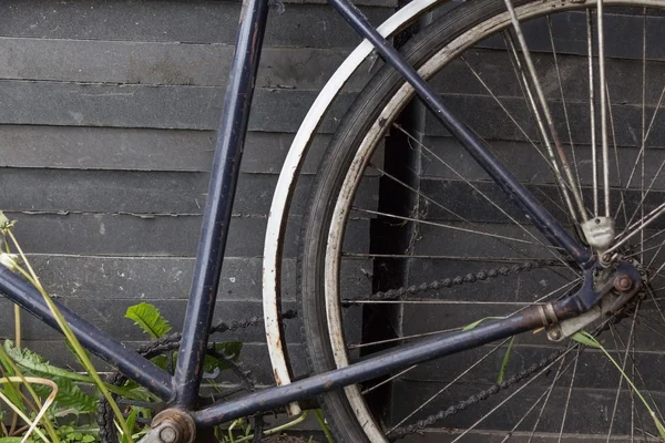 Vieja bicicleta rota sin ruedas —  Fotos de Stock