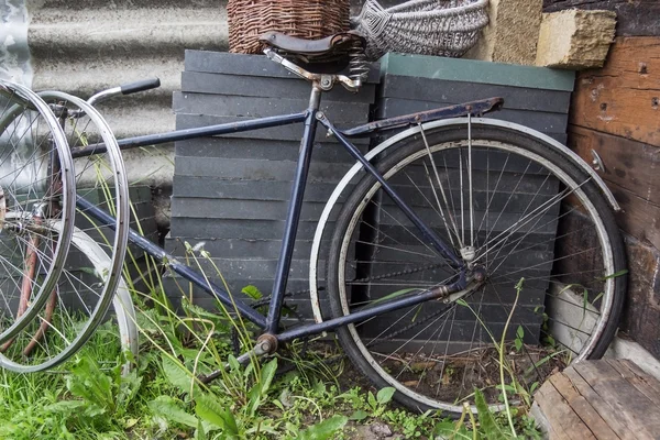 Stary rower uszkodzony bez kół — Zdjęcie stockowe