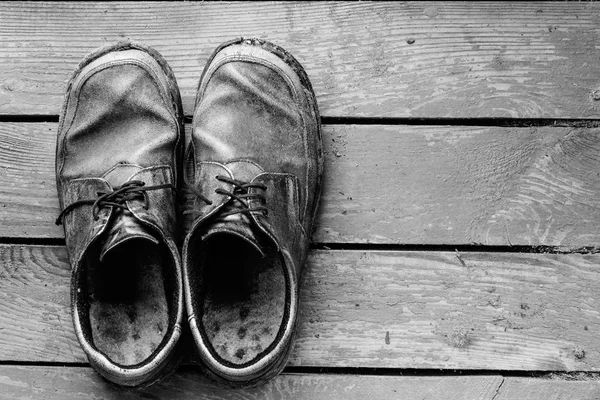 Τα παλιά παπούτσια γνήσιο δέρμα σε φόντο ξύλινη — Φωτογραφία Αρχείου
