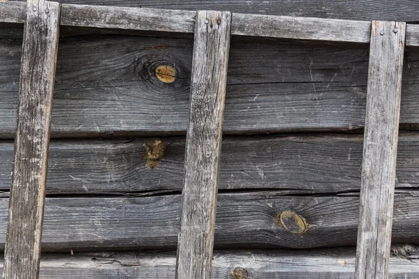 Staré dřevěné schodiště na pozadí dřevěné stěny — Stock fotografie
