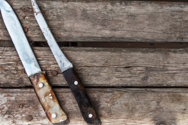 ahşap arka plan üzerinde eski vintage bıçaklar