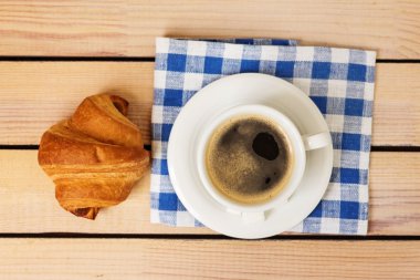 ahşap zemin üzerine kalemle bir peçete ve not defteri kahve