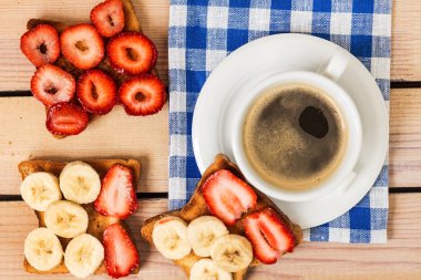kahve ve tost çilek ve muz ile
