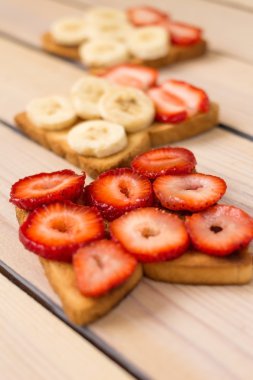 çilek ve muz ahşap zemin ile tost