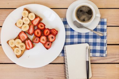 kahve ve tost ile çilek ve muz plaka üzerinde