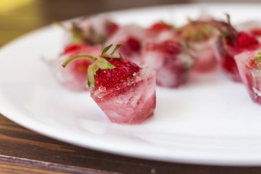 buz küp içinde taze çilek