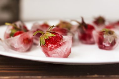 buz küp içinde taze çilek