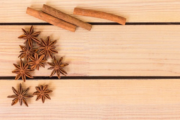 Anice e cannella su uno sfondo di legno — Foto Stock
