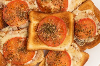 peynir domates fesleğen kekik ile tost 