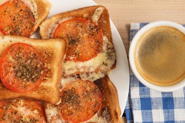 peynir domates fesleğen kekik ve kahve tost