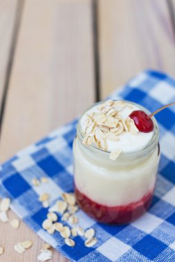 kiraz reçeli ve yulaf gevreği ile yoğurt
