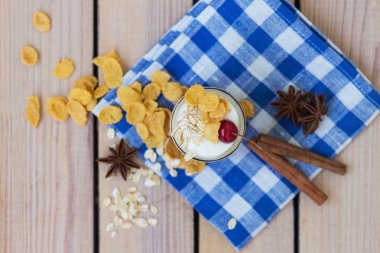 kiraz reçeli ve yulaf gevreği ile yoğurt