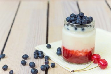 çilek reçeli kiraz ve yaban mersini ile yoğurt