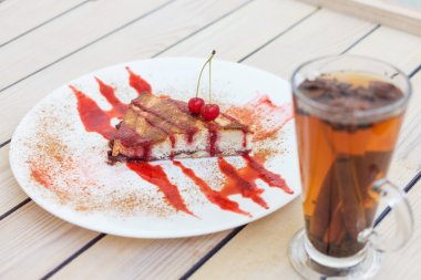 yaban mersini ve siyah çay ile vişneli tart