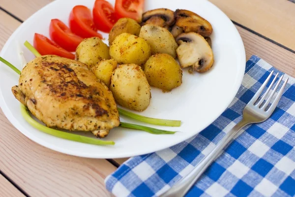 Filé de frango frito com batatas tomates e cogumelos — Fotografia de Stock