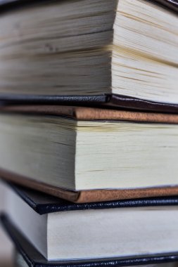 kitapların bir yığınına sığ derinlik-in tarla