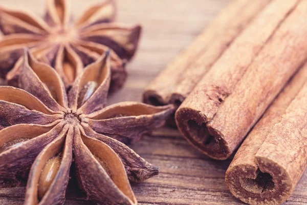 Cinnamon and anise on a wooden background — Stock Photo, Image