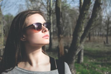 Güneş gözlüklü güzel genç kız.