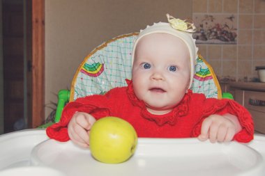 bir elma ile küçük bir çocuk