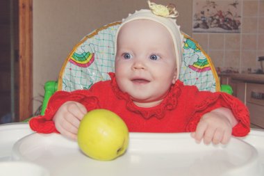 bir elma ile küçük bir çocuk