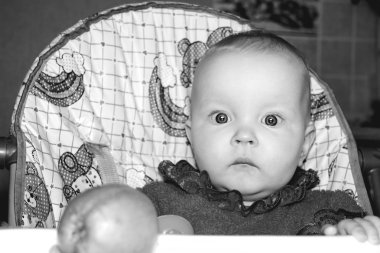 bir elma ile küçük bir çocuk