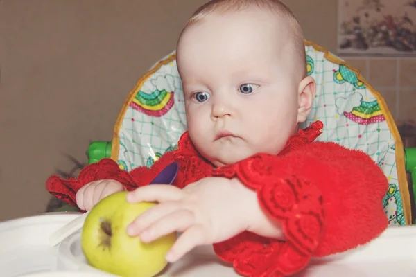 Ett litet barn med ett äpple — Stockfoto