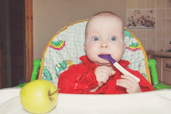 Ett litet barn med ett äpple — Stockfoto