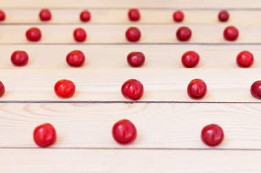 Ahşap arka plan üzerinde taze kiraz