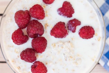 Ahududu ahşap arka plan üzerinde yulaf ezmesi. Kahvaltı