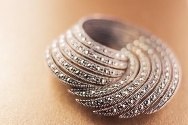 değerli taşlar ile gümüş broş