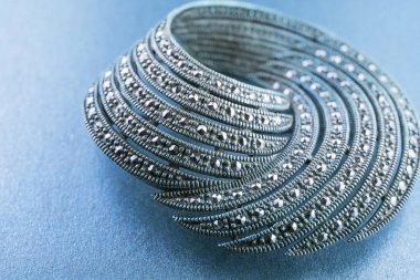 değerli taşlar ile gümüş broş