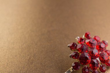 altın arka plan üzerinde saç için saç tokası