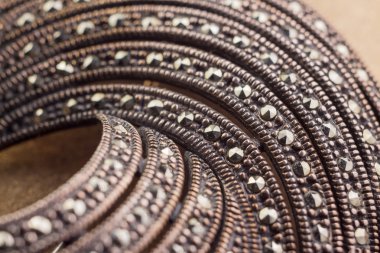 değerli taşlar ile gümüş broş