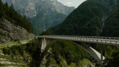 Kemer köprü geçiş araba