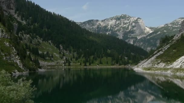 Langsamer Landeanflug über Bergsee — Stockvideo