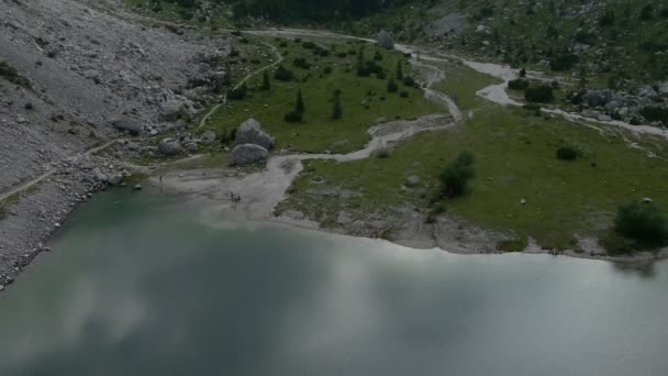 Воздушный подход к берегу озера — стоковое видео