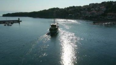 Havadan görünümü, yelkenli tekne Jelsa deniz terk