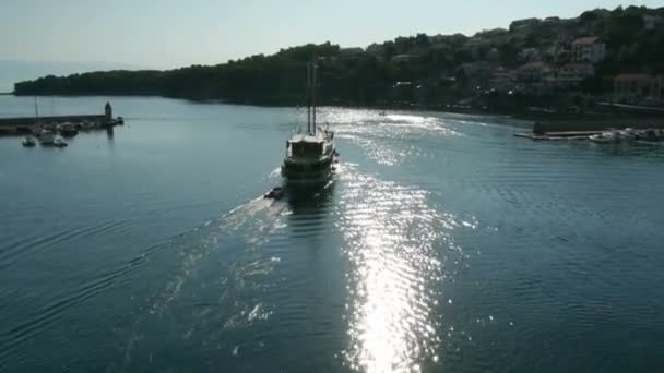 Havadan görünümü, yelkenli tekne Jelsa deniz terk — Stok video