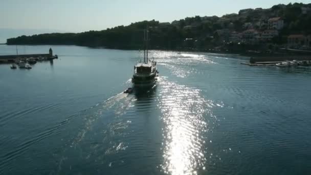 Flygfoto, segelbåt lämnar Jelsa Marine — Stockvideo