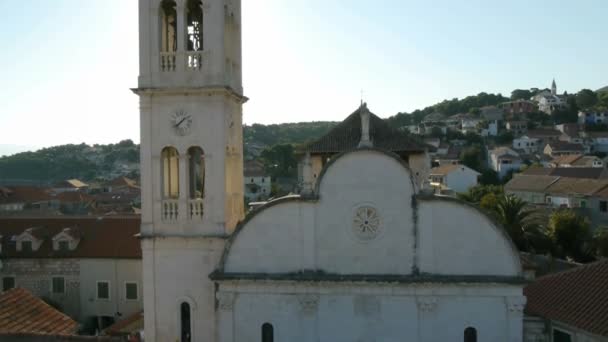 Vista aérea de la Torre del Reloj de la Iglesia Jelsa — Vídeos de Stock