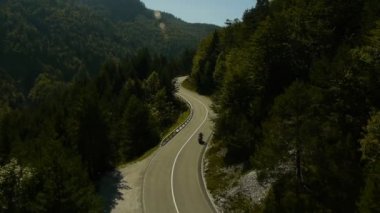 Havadan görünümü sürücülerin sürüş dolambaçlı yolda