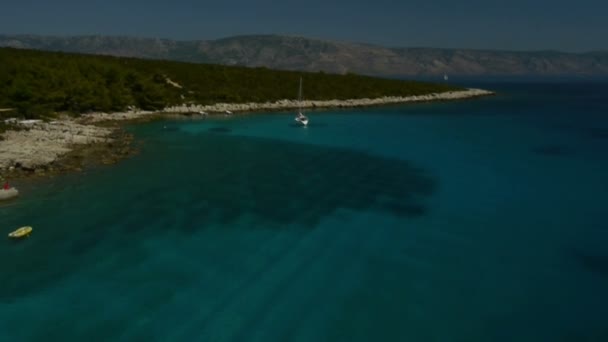 Vliegen richting de zeilboot die is gekoppeld aan een baai — Stockvideo