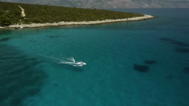 Kleine boot verlaten van ondiep water in de baai — Stockvideo