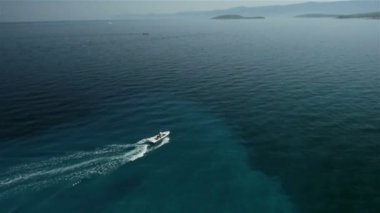 Sürat teknesi yavaş yavaş kayma temiz mavi su