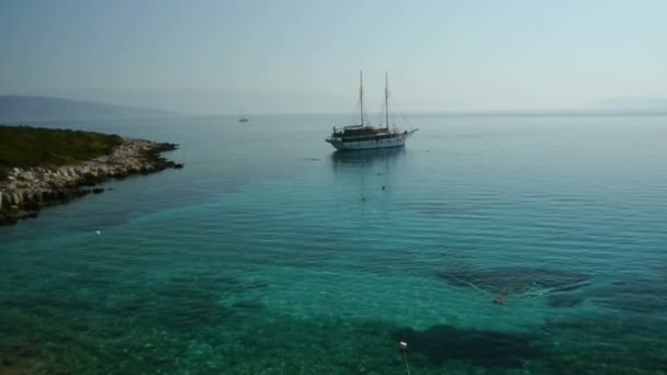 Velero atracado en la bahía — Vídeo de stock