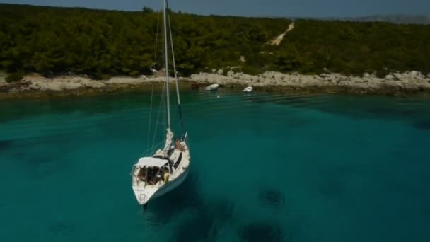 Barco à vela ancorado na bela lagoa — Vídeo de Stock